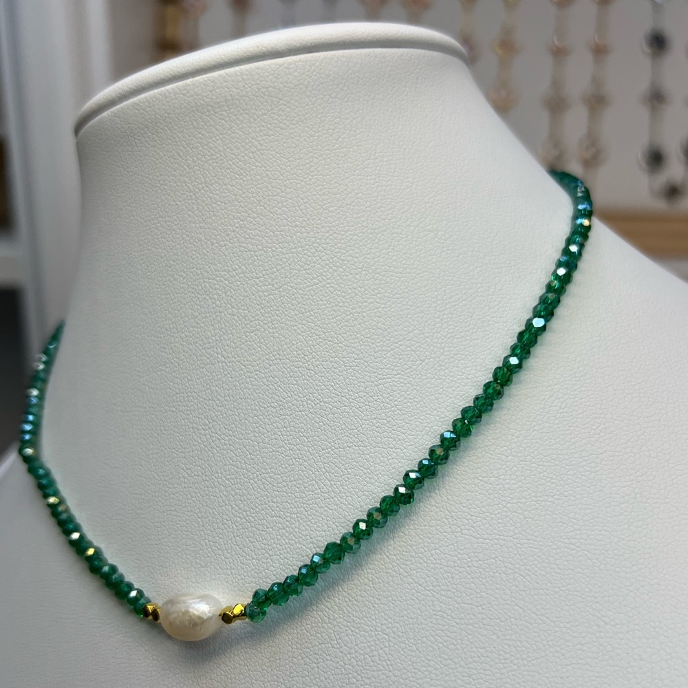 NP138 Genuine White Freshwater Pearl Necklace, Kelly Green Swarovski Crystals - Picture 2 of 3